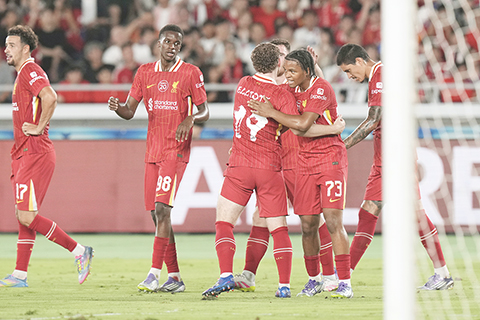 ◎ 少年拿古莫哈(七十三號)昨晚為紅軍射成三比一。(美聯社)