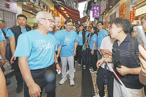 ◎ 行政長官岑浩輝步行期間與居民和旅客親切互動。