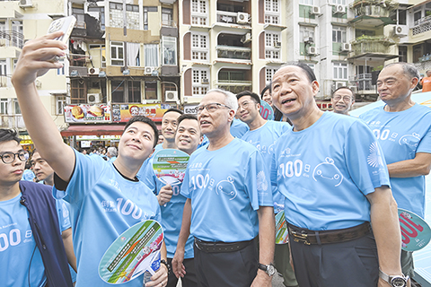 ◎ 行政長官岑浩輝與迎百日健步行參加者自拍。