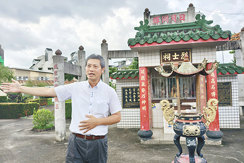 ◎ 六月五日,抗日英雄邱鳳揚後人邱麒璋,在火燒莊六堆全民抗日參戰紀念公園向記者介紹客家義勇軍抗日歷史。(中新社記者 張曉曦 攝)