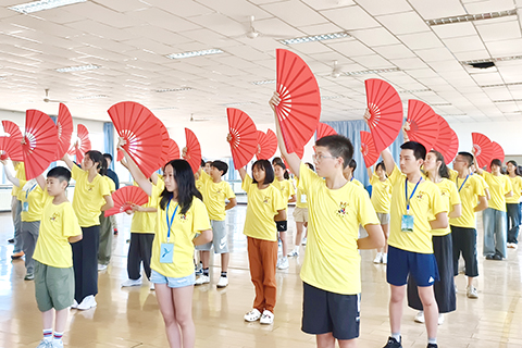 7月29日,華裔青少年在石嘴山市學習體驗太極扇。(馬亞萍 攝)