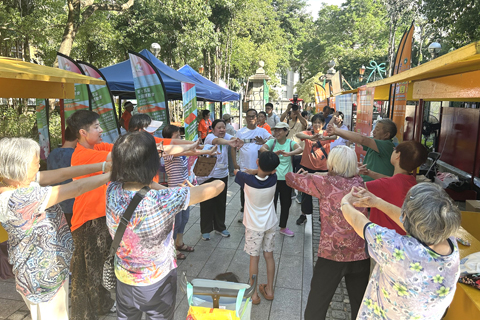 ◎ 工作人員帶領居民練習實用的伸展動作。