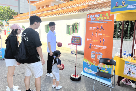 ◎ 父母帶同女兒一起體驗籃球攤位遊戲。