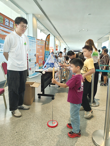 ◎ 小朋友體驗乒乓球攤位遊戲。