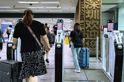 ◎ 「深圳口岸發佈」微信公眾號八月十一日公佈數據,受到暑期、天氣、周末等多重因素影響,剛剛過去的周末(九日及十日),深港陸路口岸單日客流均破百萬,共計二零三萬四千六百人次,創下有史以來周末客流新高。圖為旅客經羅湖口岸前往深圳。(香港中通社記者徐文峰 攝)