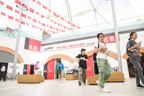 ◎ 香港抗戰及海防博物館內常設抗戰主題展覽廳,包括「聲影說抗戰」「日本侵華·攜手抗敵」「日軍侵港」「抗日游擊隊與敵後活動」四個部份。(香港中通社記者 曹文毓 攝)