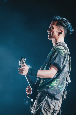 ◎ 謝霆鋒在杭州新舞台激情演唱。