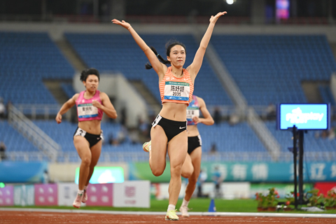 ◎ 八月十一日晚,第一屆全國青少年田徑運動會女子一百米決賽在遼寧瀋陽舉行,浙江隊選手陳妤頡以十一秒二九的成績奪冠,同時追平了自己去年創造的該項目亞洲少年(U18)最好成績。圖為陳妤頡沖線後慶祝。(中新社記者 于海洋 攝)
