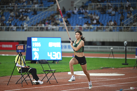 ◎ 八月十一日晚,在遼寧瀋陽舉行的第一屆全國青少年田徑運動會女子撐竿跳決賽中,江蘇隊的繆可妮以四米三十的成績奪冠。圖為繆可妮在比賽中。(中新社記者 于海洋 攝)