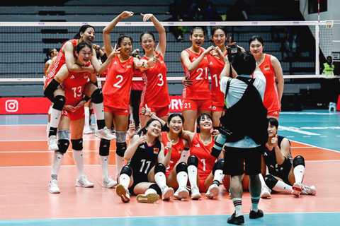 ◎ 八月十二日,中國隊球員在賽後合影。在印度尼西亞泗水舉行的國際排聯U21女排世錦賽第一階段比賽中,中國隊三比0戰勝美國隊。(新華社發)