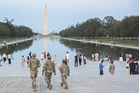 ◎ 八月十六日,華盛頓,哥倫比亞特區國民警衛隊成員沿著國家廣場巡邏。(美聯社圖片)