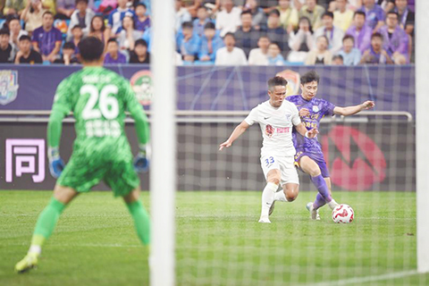 ◎ 八月十六日,天津津門虎隊球員巴頓(右)和大連英博海發隊球員曹海清(中)拼搶。中國足球超級聯賽第二十一輪比賽中,天津津門虎隊主場二比0戰勝大連英博海發隊。(新華社記者 趙子碩 攝)