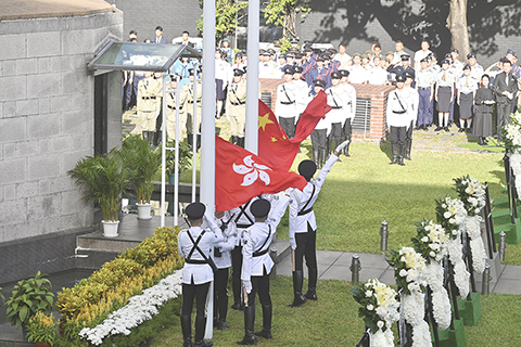 ◎ 九月三日,香港特區政府在香港大會堂紀念花園舉行官方儀式,紀念中國人民抗日戰爭暨世界反法西斯戰爭勝利八十周年。圖為現場舉行升國旗儀式。(中新社記者 李志華 攝)