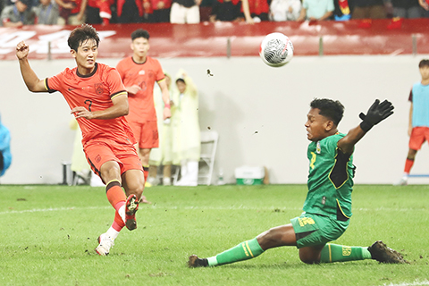 ◎ 九月三日,二0二六年亞足聯U23亞洲杯預選賽D組比賽在西安舉行。在首輪比賽中,中國隊二比一戰勝東帝汶隊。圖為中國隊七號向余望(紅衣)的射門被東帝汶隊守門員擋出。(中新社記者 張遠 攝)
