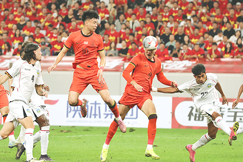 ◎ 九月三日,二0二六年亞足聯U23亞洲杯預選賽D組比賽在西安舉行。在首輪比賽中,中國隊二比一戰勝東帝汶隊。圖為中國隊十號王鈺棟(上)頭球攻門。(中新社記者 張遠 攝)