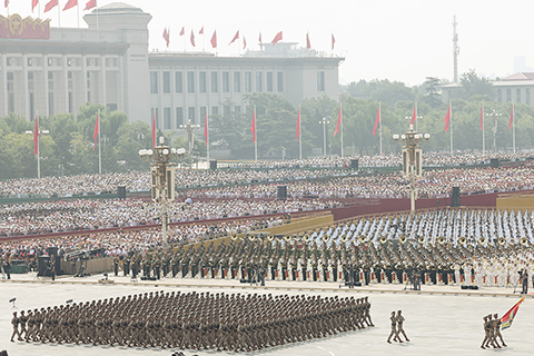 ◎ 九月三日,紀念中國人民抗日戰爭暨世界反法西斯戰爭勝利八十周年大會在北京隆重舉行。圖為軍事航天部隊方隊接受檢閱。(中新社記者 盛佳鵬 攝)