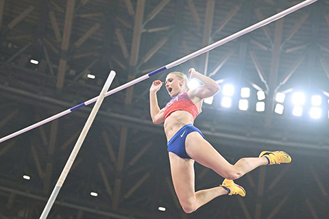 ◎ 九月十七日,美國選手穆恩在決賽中試跳。她以四米九0獲得冠軍。世界田徑錦標賽女子撐桿跳高決賽在日本東京舉行。(新華社記者 宋彥樺 攝)