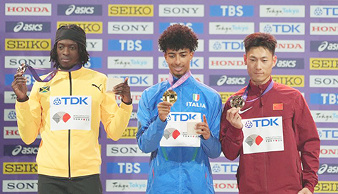 ◎ 九月十八日,冠軍意大利選手福爾拉尼(中)、亞軍牙買加選手蓋爾(左)和季軍中國選手石雨豪在頒獎儀式上合影。世界田徑錦標賽男子跳遠頒獎儀式在日本東京舉行。(新華社記者 李鋼 攝)