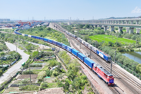 九月十七日,中歐班列從義烏西站駛出(無人機照片)。(鄭峰 攝)