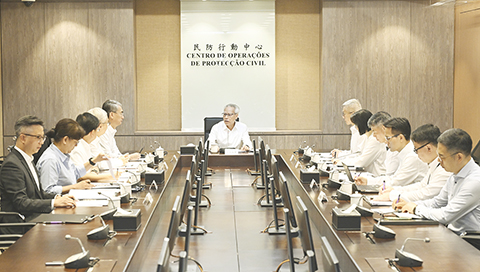 ◎ 行政長官岑浩輝昨日在民防行動中心主持會議,聽取各司長部署應對超強颱風「樺加沙」工作的匯報。