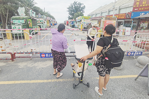 ◎ 九月二十四日,廣西北海市決定在全市範圍內漸次啟動「停課、停工、停遊、停市、停運」等「五停」措施,嚴防「樺加沙」的影響。據氣象部門預測,「樺加沙」二十五日凌晨將正面襲擊北海市及北部灣海面,將對北海市造成嚴重風雨影響,過程可能出現十三至十四級以上大風,並伴有大暴雨、局部特大暴雨和風暴潮,影響預計將持續至九月二十六日凌晨。圖為工作人員在佈置警戒線,禁止民眾進入海灘。(中新社記者翟李強 攝)