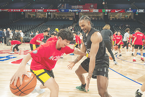 ◎ 十月九日,NBA球員與澳門學生交流。NBA與金沙集團合辦的籃球公益周啟動,NBA傳奇球星姚明、米治列治文,以及鳳凰城太陽和布魯克林籃網隊現役隊員等,與澳門約一百名中學生交流球場實戰心得、切磋球技,以及一同製作禮品包,關懷有需要的群體。(香港中通社圖片)