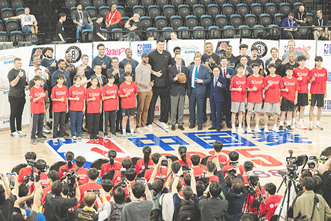 ◎ 十月九日,嘉賓在活動上合影。當日,NBA與金沙集團合辦的籃球公益周啟動,NBA傳奇球星姚明、米治列治文,以及鳳凰城太陽和布魯克林籃網隊現役隊員等,與澳門約一百名中學生交流球場實戰心得、切磋球技,以及一同製作禮品包,關懷有需要的群體。(香港中通社圖片)