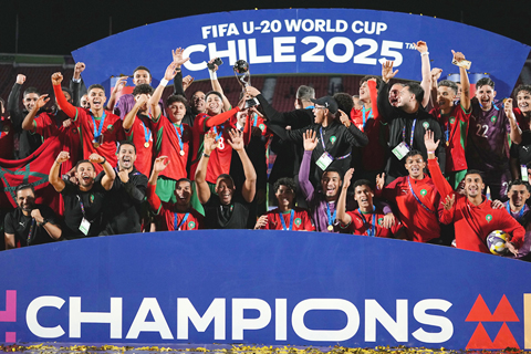 ◎ 十月十九日,摩洛哥隊長胡薩姆.埃薩達克在智利聖地牙哥對陣阿根廷的U20世界盃決賽中獲勝後舉起獎杯。(美聯社/安德烈.彭納)