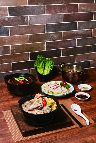 ◎ 「招牌麵」烹製鮮香濃郁的澳門豬骨煲、清潤養生的椰子雞煲,以及滋味暖身的枝竹羊腩煲。