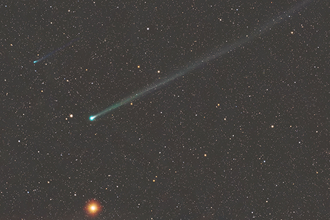 ◎ 天鵝彗星、阿特拉斯彗星與火星。