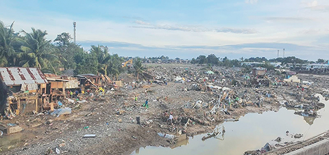 ◎ 據菲律賓通訊社報道,受颱風「海鷗」影響,菲律賓總統馬科斯十一月六日宣佈全國進入災難狀態。綜合菲律賓民防辦公室和當地媒體六日提供的數據,颱風「海鷗」連日來橫掃菲律賓,已造成至少一百四十二人死亡、一百二十七人失蹤,另有八十二人受傷。圖為六日在菲律賓宿務省航拍的受災現場。(新華社發 菲律賓紅十字會供圖)