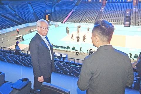 ◎ 行政長官岑浩輝視察設於威尼斯人綜藝館內的排球項目(女子成年組)比賽場地。