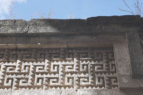 ◎ 這是九月十七日在墨西哥瓦哈卡州米特拉遺址拍攝的幾何石材拼嵌裝飾。