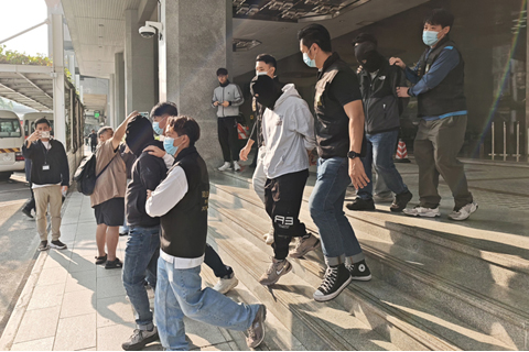 ◎ 三名本澳男子涉不法匯兌被拘查。