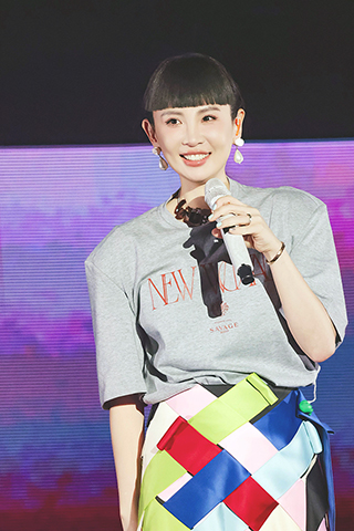 ◎ 台灣歌手魏茹萱日前於上海舉辦《怪奇的珍珠》巡迴演唱會上海站,並請來重量級嘉賓陳綺貞驚喜登台,兩大天后相隔十一年再度同框合唱,瞬間轟動全場。(香港中通社圖片)