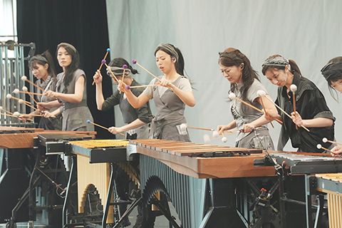 ◎ 台灣朱宗慶打擊樂團擊樂劇場《泥巴》改版推出,演員日前在台北試演場演出精彩片段。(香港中通社圖片)