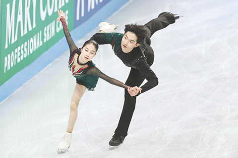 ◎ 十二月六日,中國組合郭蕊(左)/張益文在青年組雙人滑自由滑比賽中。他們以一百七十七點零五分的成績奪得青年組雙人滑金牌。世界花樣滑冰大獎賽總決賽青年組雙人滑比賽在日本愛知縣名古屋舉行。(新華社記者 岳晨星 攝)