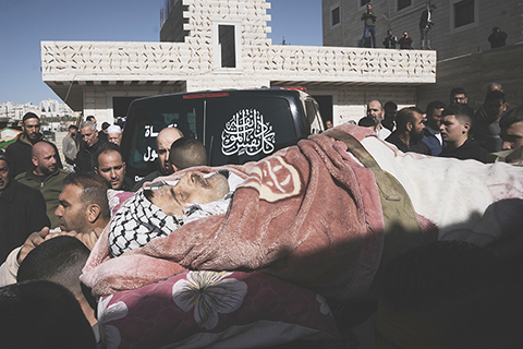 ◎ 據巴勒斯坦衛生部消息,十二月七日,齊亞德·納伊姆·賈巴拉·阿布·達伍德在約旦河西岸城市希布倫的葬禮上,哀悼者抬著他的屍體。一天前,他被以色列軍隊殺害。(美聯社圖片/Mahmoud Illean)