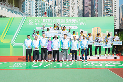 ◎ 馬拉松男子組優勝者與嘉賓合照