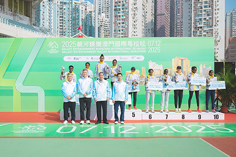 ◎ 嘉賓頒發女子組獎項。