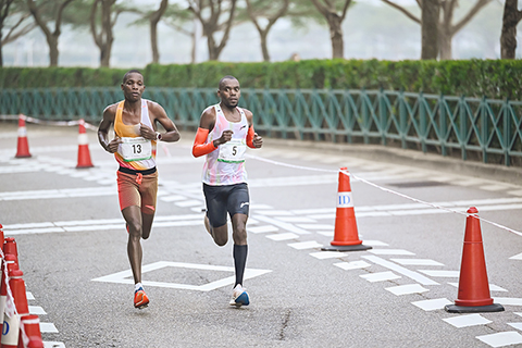 ◎ 肯尼亞跑手杰志釗(左)奪男子組桂冠。