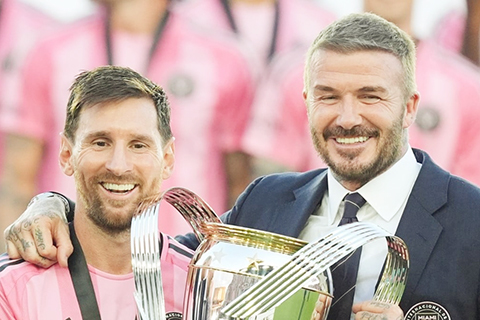 ◎ 國際邁阿密班主碧咸和美斯喜捧冠軍盃。(美聯社)