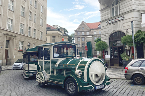 街上行進的古董小火車