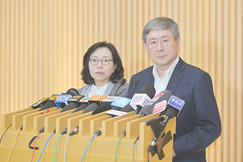 ◎ 十二月十日,香港政務司副司長卓永興(右)和民政及青年事務局局長麥美娟(左)就「大埔宏福苑援助基金」會見傳媒。(香港中通社圖片)