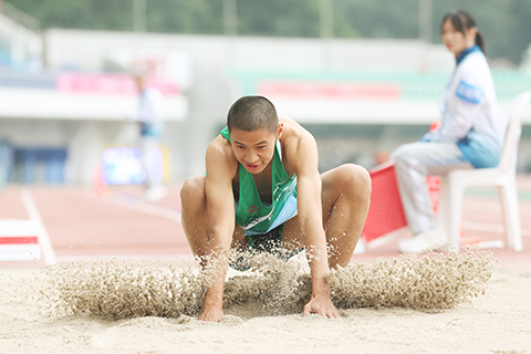 ◎ 十二月十日,全國第十二屆殘疾人運動會暨第九屆特殊奧林匹克運動會特奧田徑在廣東省中山市開賽,澳門運動員黃浩在男子十六至二十一歲組跳遠決賽-第1組比賽中奪金。圖為黃浩在比賽中。(中新社記者 陳楚紅 攝)