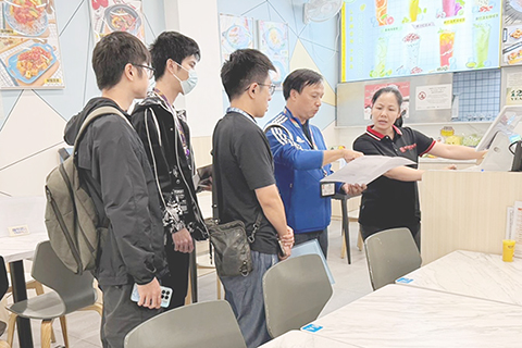 ◎ 市政署交通局及電力公司人員向商戶住宅等講解維修路面工程。