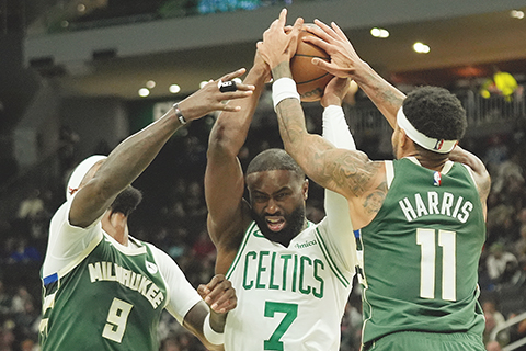 ◎ 十二月十一日在密爾沃基舉行NBA常規賽,波士頓塞爾特人隊的傑倫.布朗(7)在密爾沃基公鹿隊的蓋瑞.哈里斯(11)和鮑比.波迪斯(9)之間突破封阻投籃。(美聯社照片/Aaron Gash)