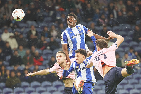 ◎ 波圖的沙穆(左二)在十二月十一日於葡萄牙波圖舉行的歐霸聯賽波圖與馬爾默足球賽中,攻入首球。(美聯社/Luis Vieira)