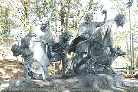 ◎ 近日,位於台灣南投縣仁愛鄉霧社事件紀念公園的霧社少數民族抗日群像雕塑。(中新社記者 朱賀 攝)