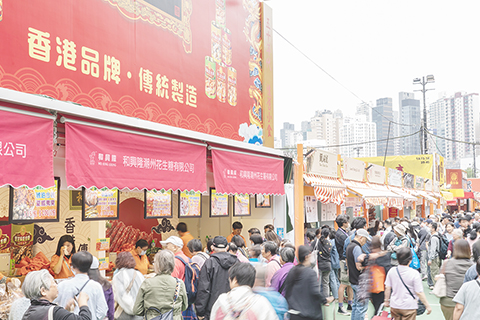 ◎ 十二月十三日,眾多市民在工展會展區內選購商品。(中新社記者侯宇 攝)